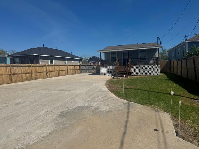 735 10th Street, San Leon, TX 77539