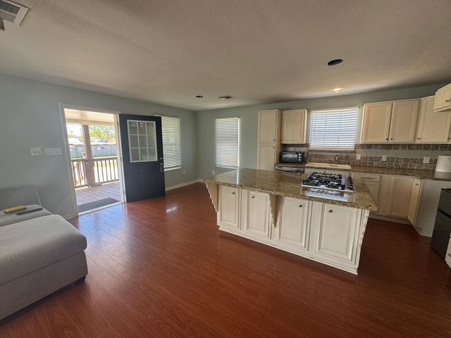 735 10th Street, San Leon, TX 77539