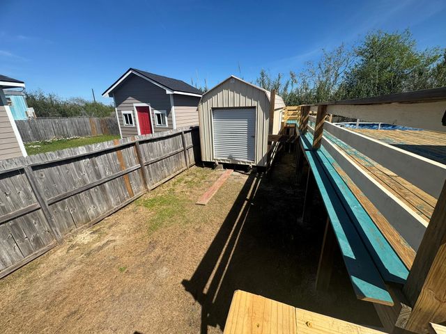 735 10th Street, San Leon, TX 77539