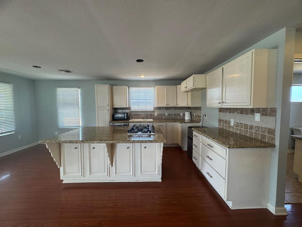 735 10th Street, San Leon, TX 77539