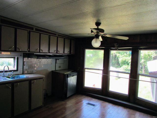 5897 S 775 E Street, Pierceton, IN 46562