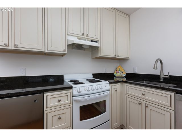 180 Se HIGHWAY 101 7, Lincoln City, OR 97367