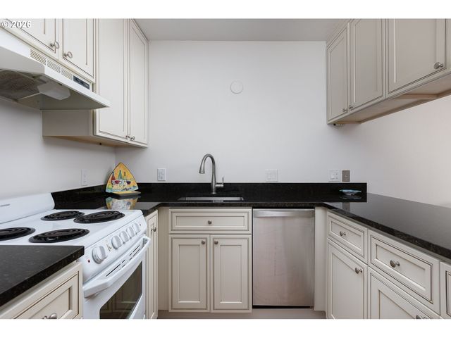 180 Se HIGHWAY 101 7, Lincoln City, OR 97367