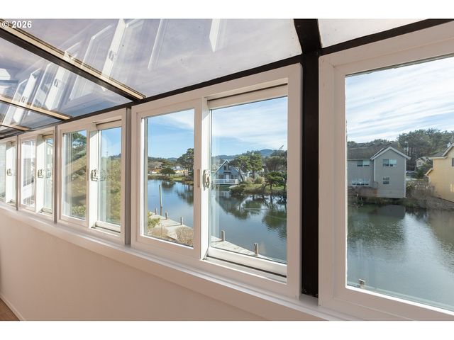 180 Se HIGHWAY 101 7, Lincoln City, OR 97367