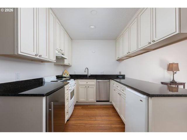 180 Se HIGHWAY 101 7, Lincoln City, OR 97367