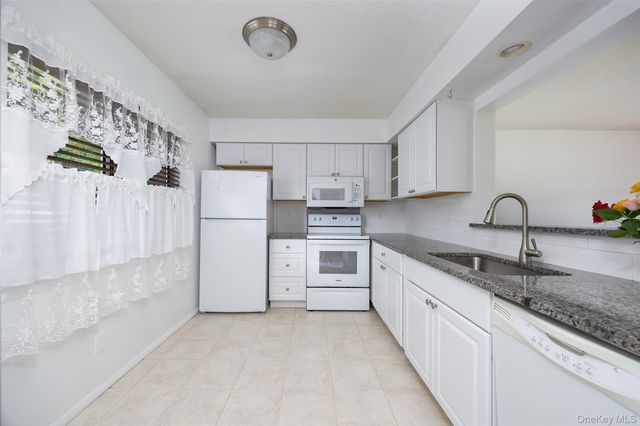1004 Chelsea Cove S, Hopewell Junction, NY 12533