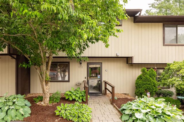 1004 Chelsea Cove S, Hopewell Junction, NY 12533