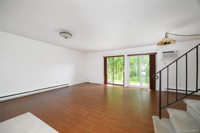 1004 Chelsea Cove S, Hopewell Junction, NY 12533
