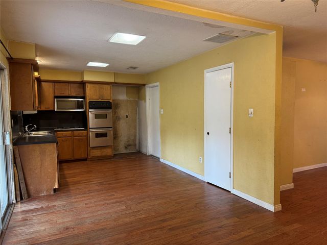 304 Brigadoon Lane, Friendswood, TX 77546
