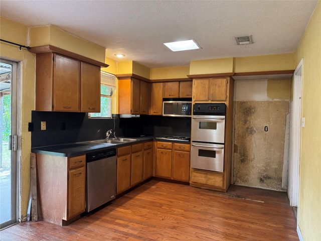 304 Brigadoon Lane, Friendswood, TX 77546