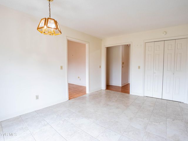 1024 Wandering Drive, Kingsport, TN 37660