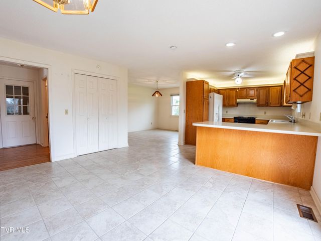 1024 Wandering Drive, Kingsport, TN 37660