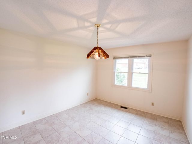 1024 Wandering Drive, Kingsport, TN 37660