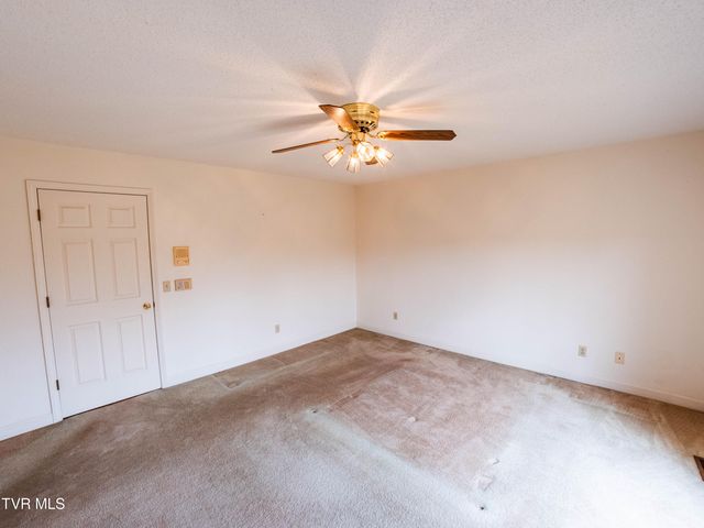 1024 Wandering Drive, Kingsport, TN 37660