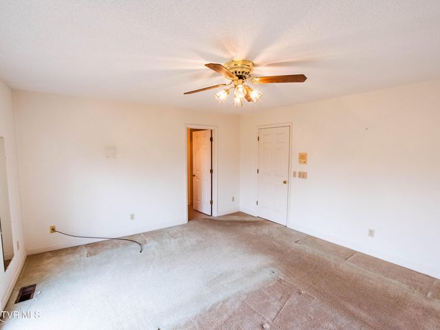 1024 Wandering Drive, Kingsport, TN 37660