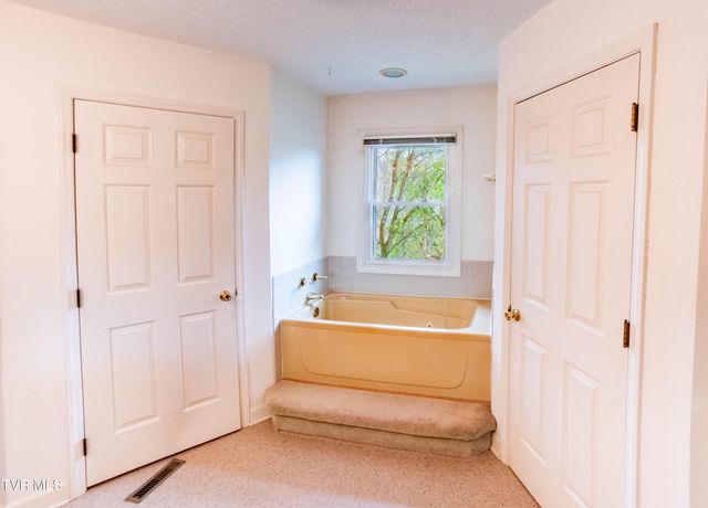 1024 Wandering Drive, Kingsport, TN 37660