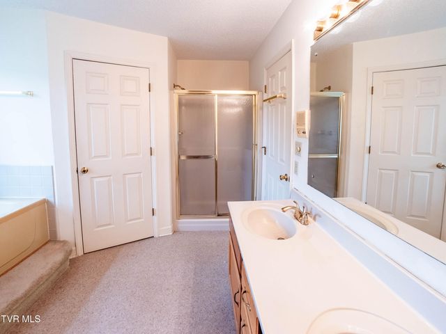 1024 Wandering Drive, Kingsport, TN 37660