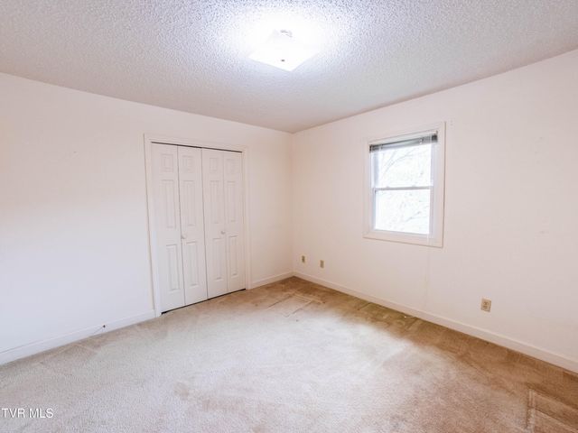 1024 Wandering Drive, Kingsport, TN 37660