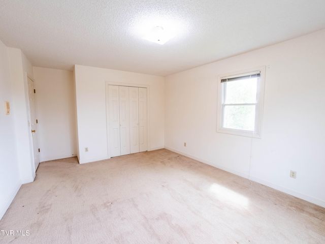 1024 Wandering Drive, Kingsport, TN 37660