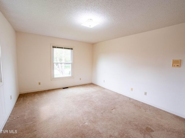 1024 Wandering Drive, Kingsport, TN 37660