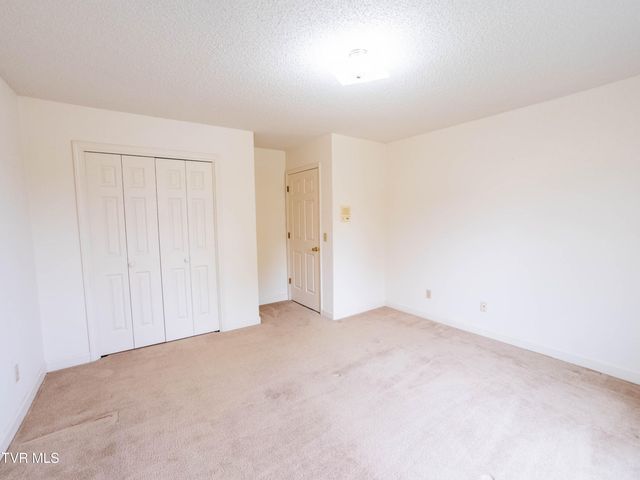 1024 Wandering Drive, Kingsport, TN 37660