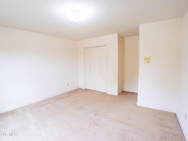 1024 Wandering Drive, Kingsport, TN 37660