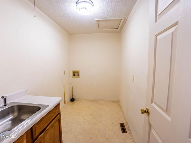 1024 Wandering Drive, Kingsport, TN 37660