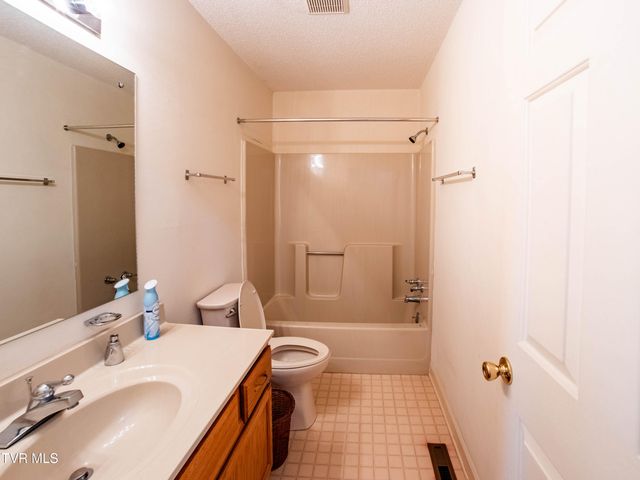 1024 Wandering Drive, Kingsport, TN 37660