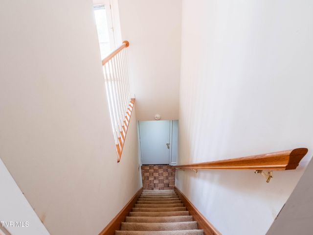 1024 Wandering Drive, Kingsport, TN 37660