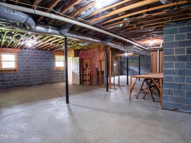 1024 Wandering Drive, Kingsport, TN 37660