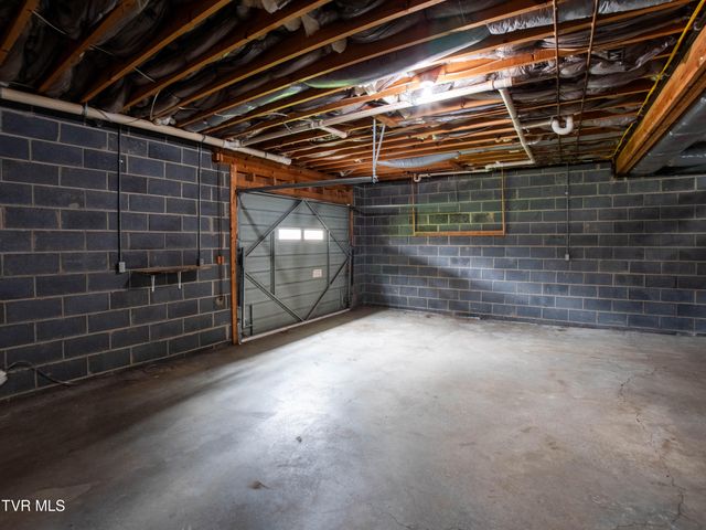 1024 Wandering Drive, Kingsport, TN 37660