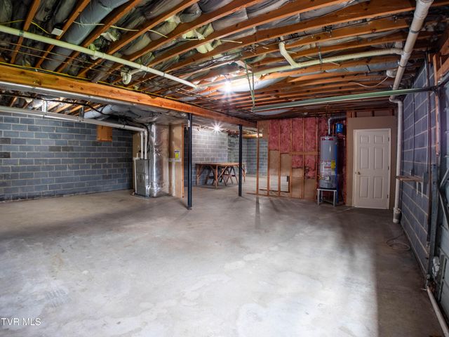 1024 Wandering Drive, Kingsport, TN 37660