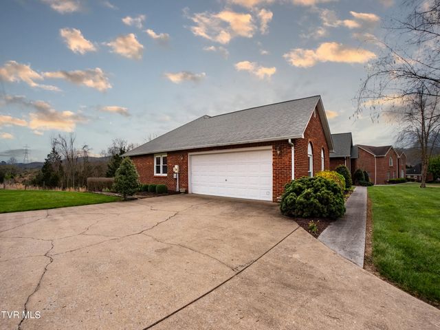 1024 Wandering Drive, Kingsport, TN 37660