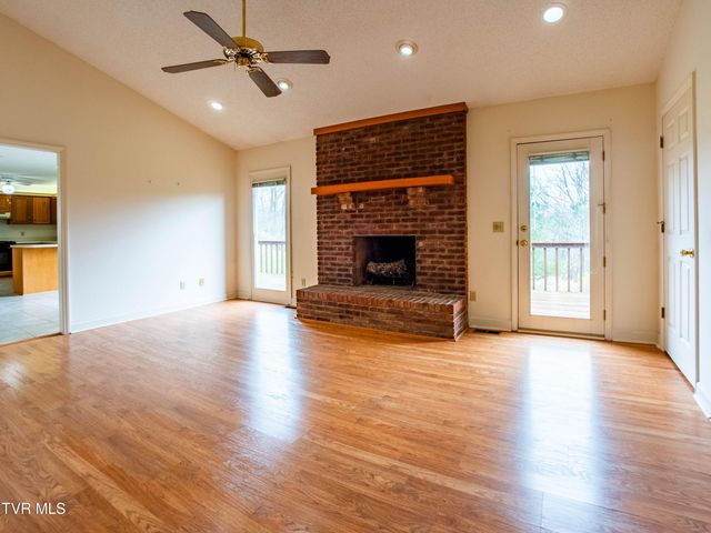 1024 Wandering Drive, Kingsport, TN 37660