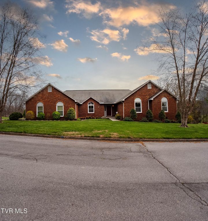 1024 Wandering Drive, Kingsport, TN 37660