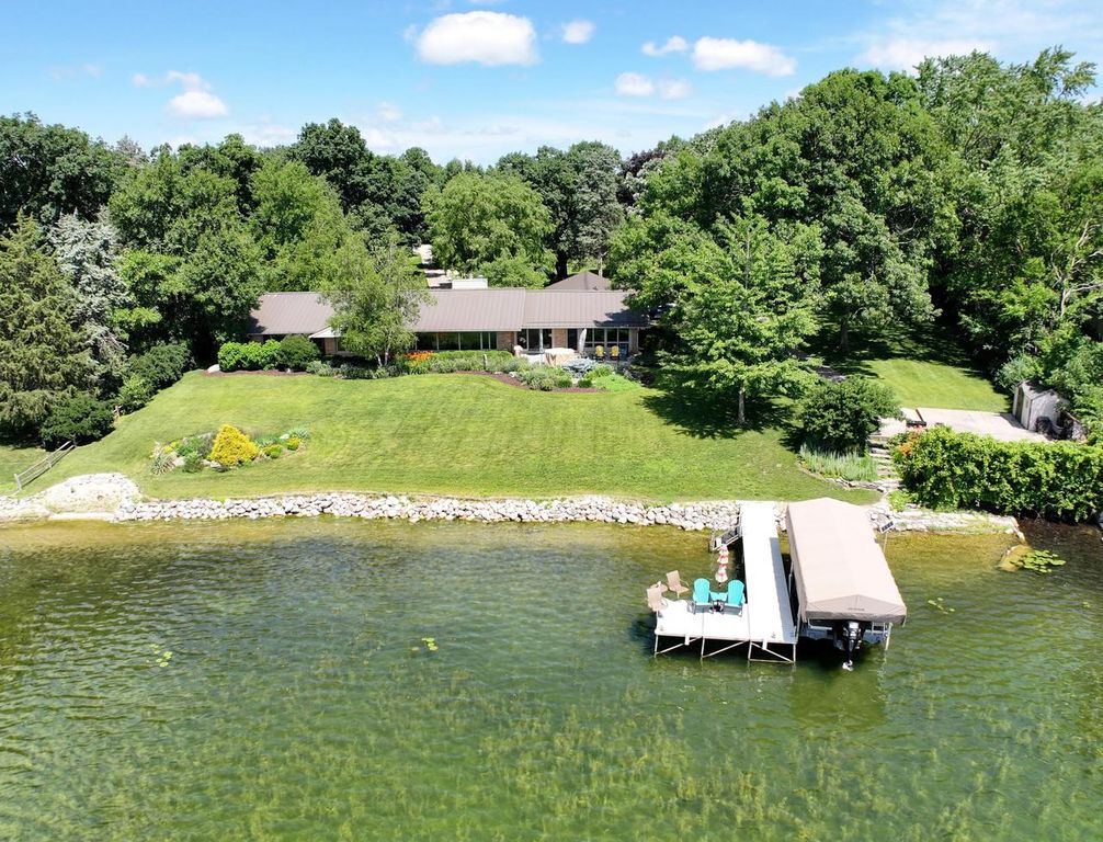 1620 N Dousman ROAD, Oconomowoc, WI 53066