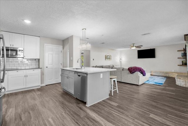 15431 Wandering Trail, Friendswood, TX 77546