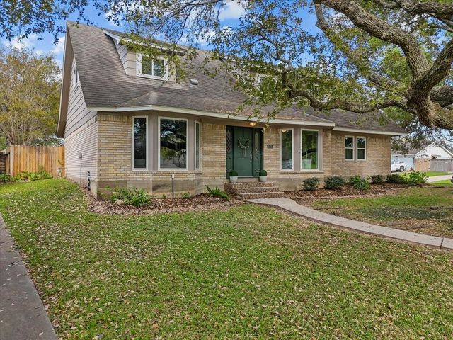 15431 Wandering Trail, Friendswood, TX 77546