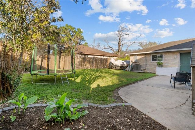15431 Wandering Trail, Friendswood, TX 77546