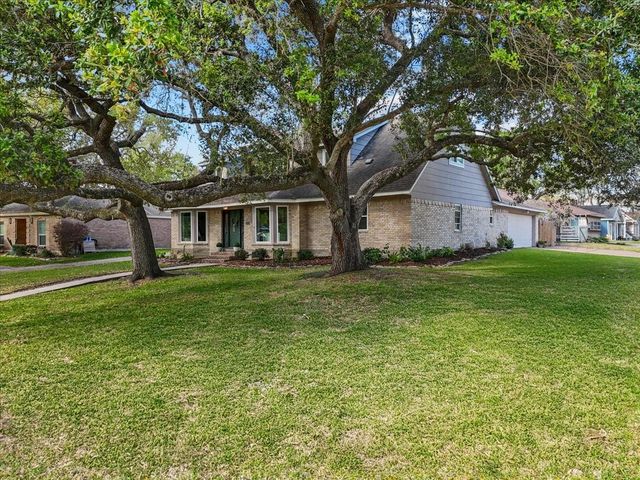 15431 Wandering Trail, Friendswood, TX 77546