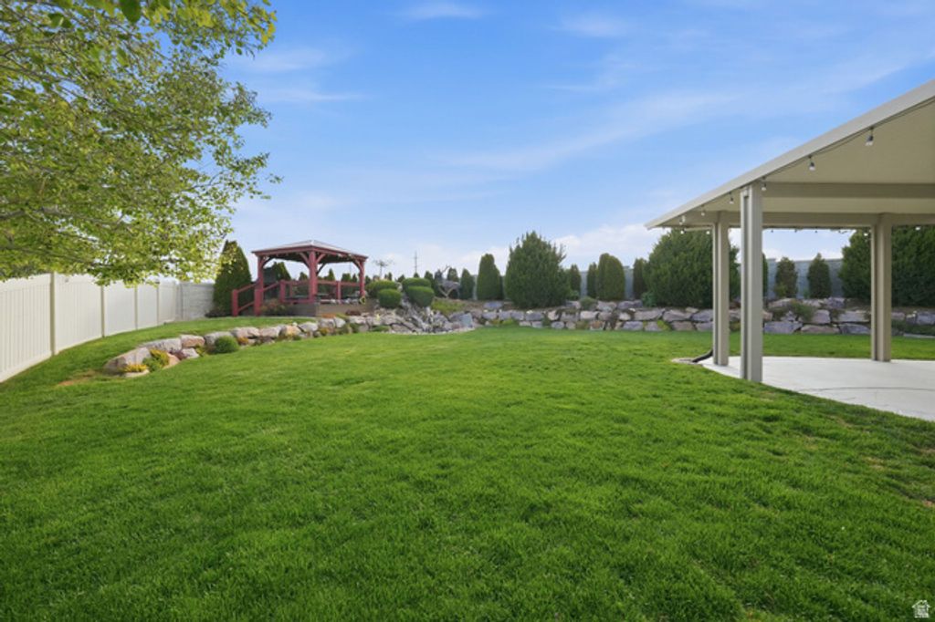 Image 6 of property listing at 8528 S OTTER CREEK DR, West Jordan, UT 84081