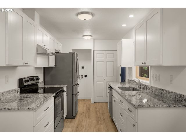 3046 Sw FLORIDA Ct B, Portland, OR 97219