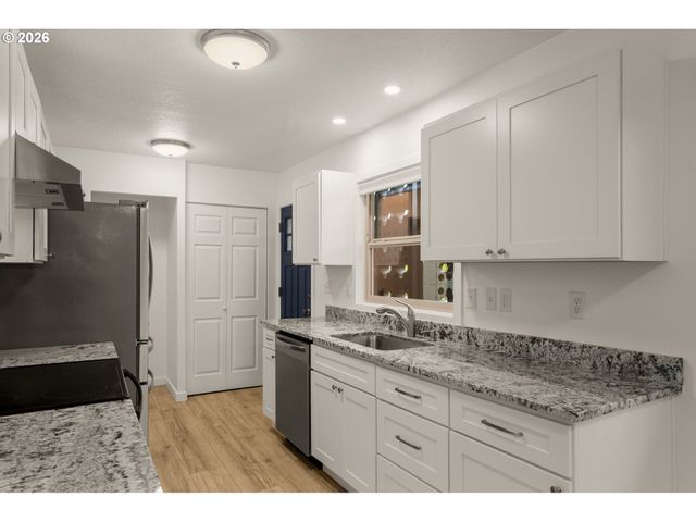 3046 Sw FLORIDA Ct B, Portland, OR 97219