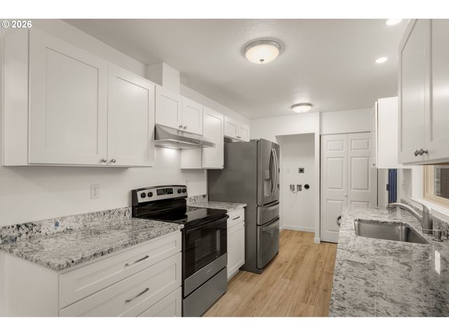 3046 Sw FLORIDA Ct B, Portland, OR 97219