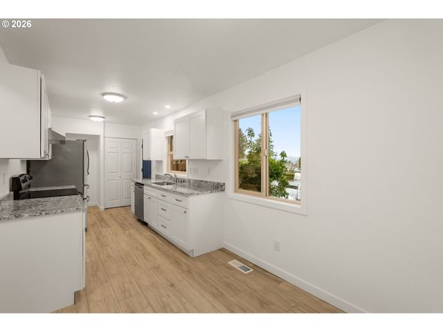 3046 Sw FLORIDA Ct B, Portland, OR 97219