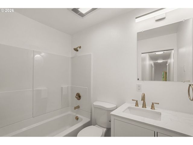 3046 Sw FLORIDA Ct B, Portland, OR 97219