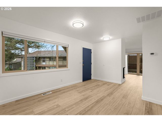 3046 Sw FLORIDA Ct B, Portland, OR 97219