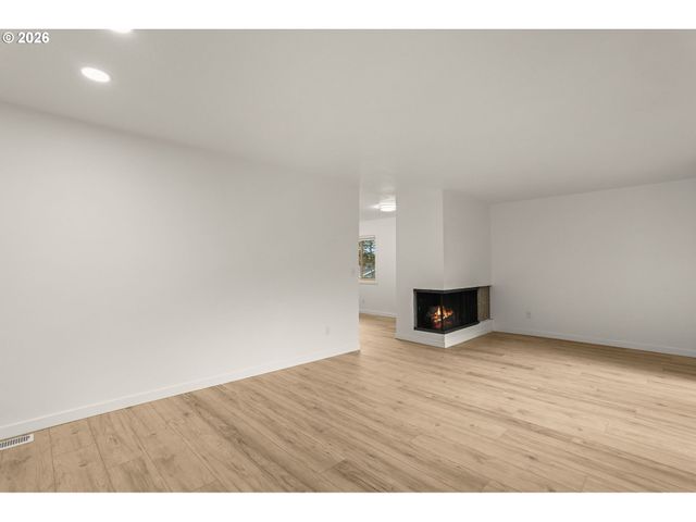 3046 Sw FLORIDA Ct B, Portland, OR 97219