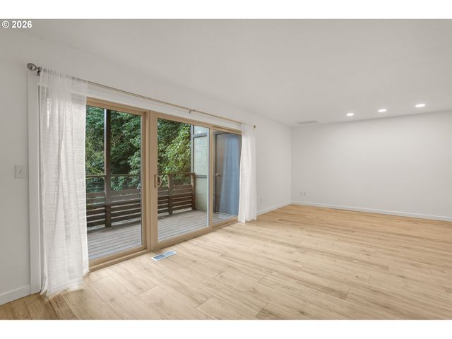 3046 Sw FLORIDA Ct B, Portland, OR 97219