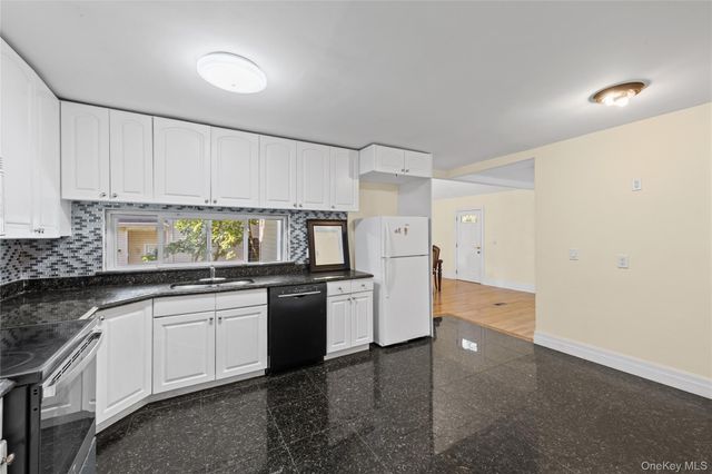 21 Oxford Boulevard, Great Neck, NY 11023